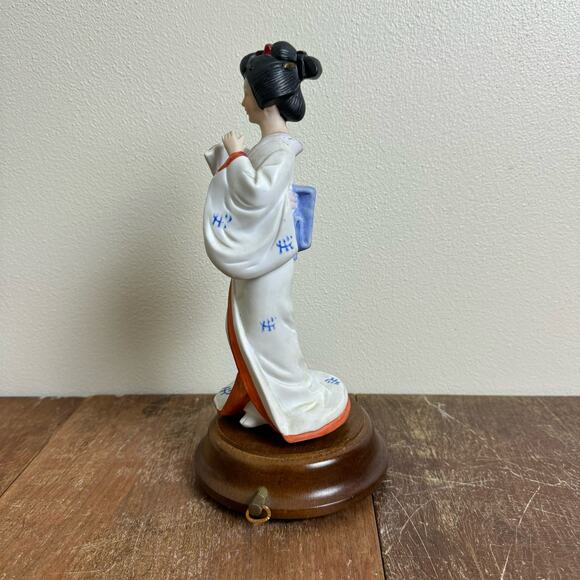 Vintage Japanese Geisha with Fan Bisque Ceramic Wood‎ Base Music Box - Picture 4 of 7